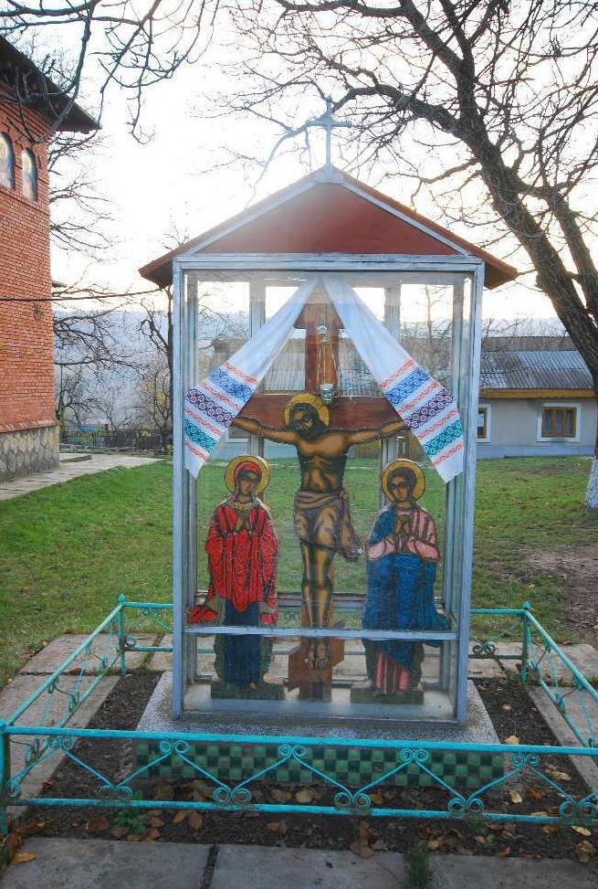 Biserica Nașterea Maicii Domnului, Grajduri - troita